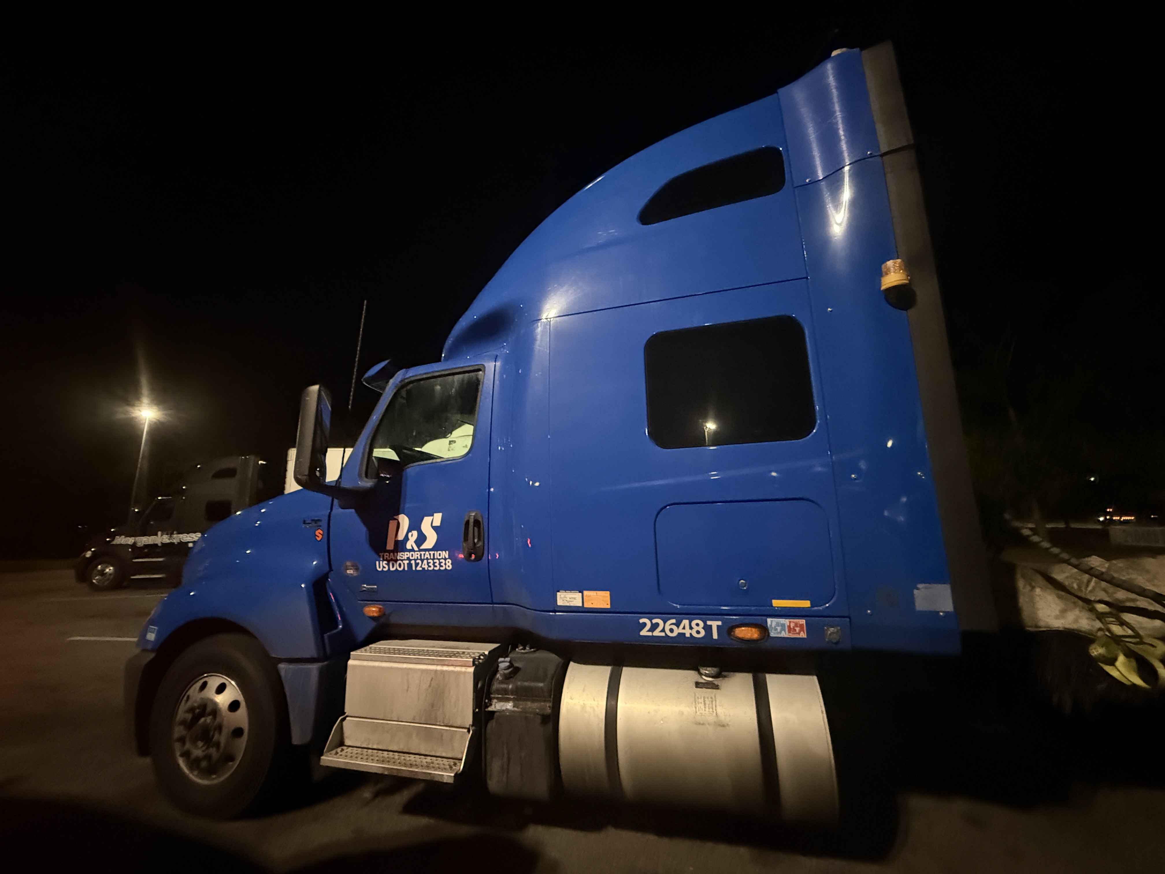 Roadside-Pro Performing Semi Truck Lockout