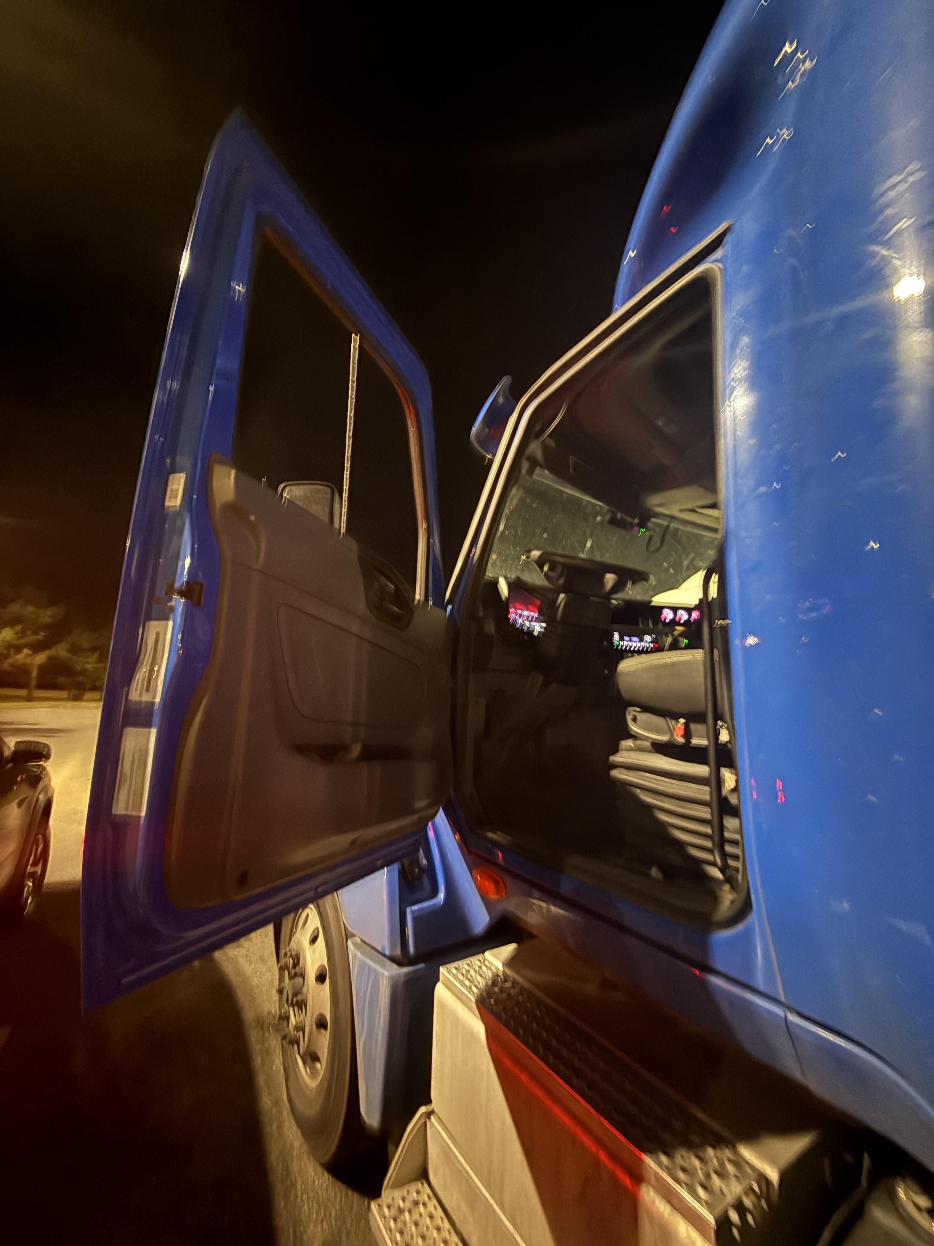 Roadside-Pro Performing Semi Truck Lockout